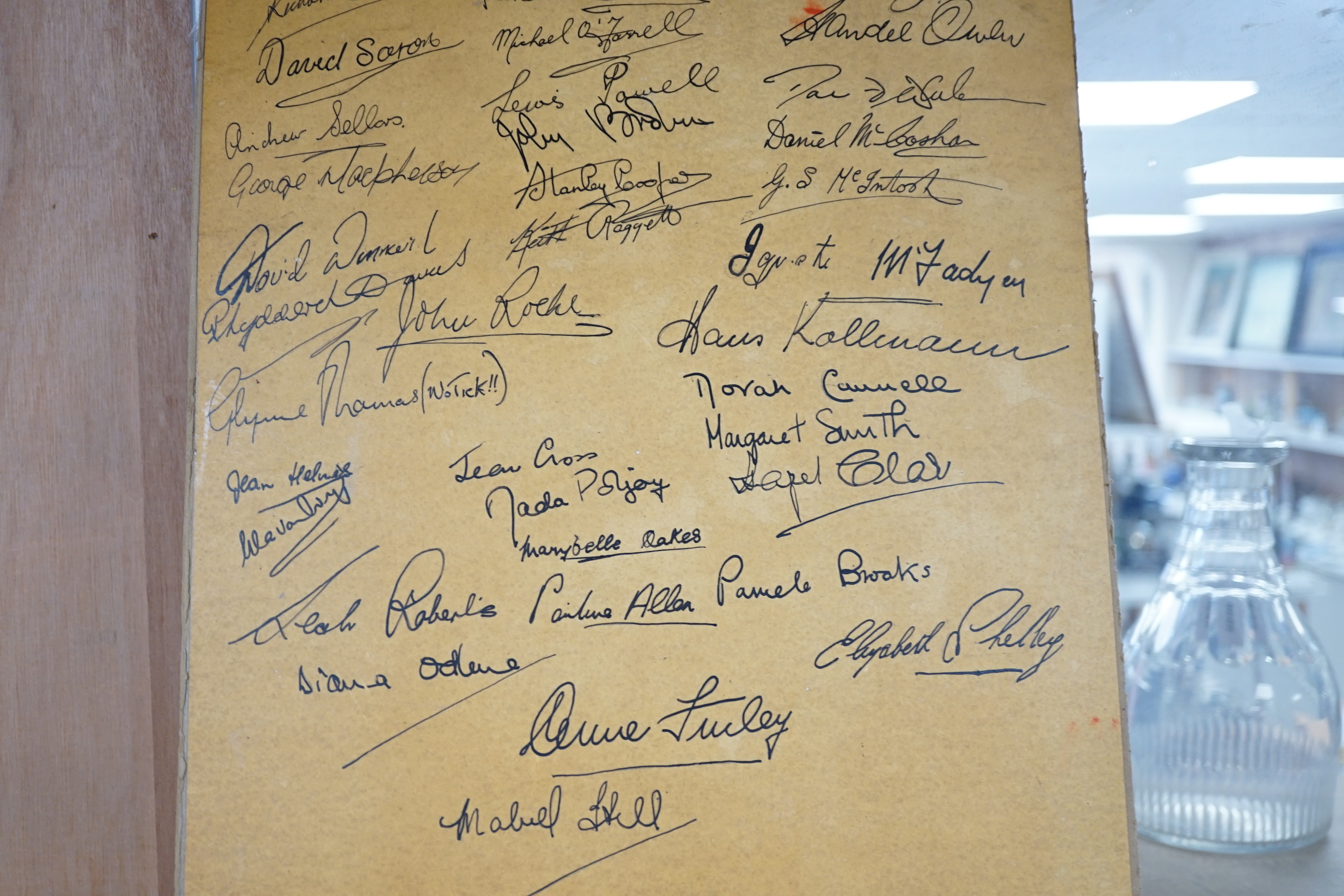 A quantity of autographs (2)